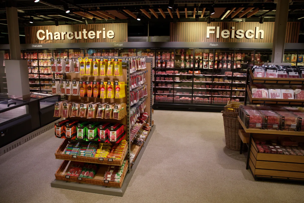 Regale in der Migros-Filiale in Egg sind zu sehen.